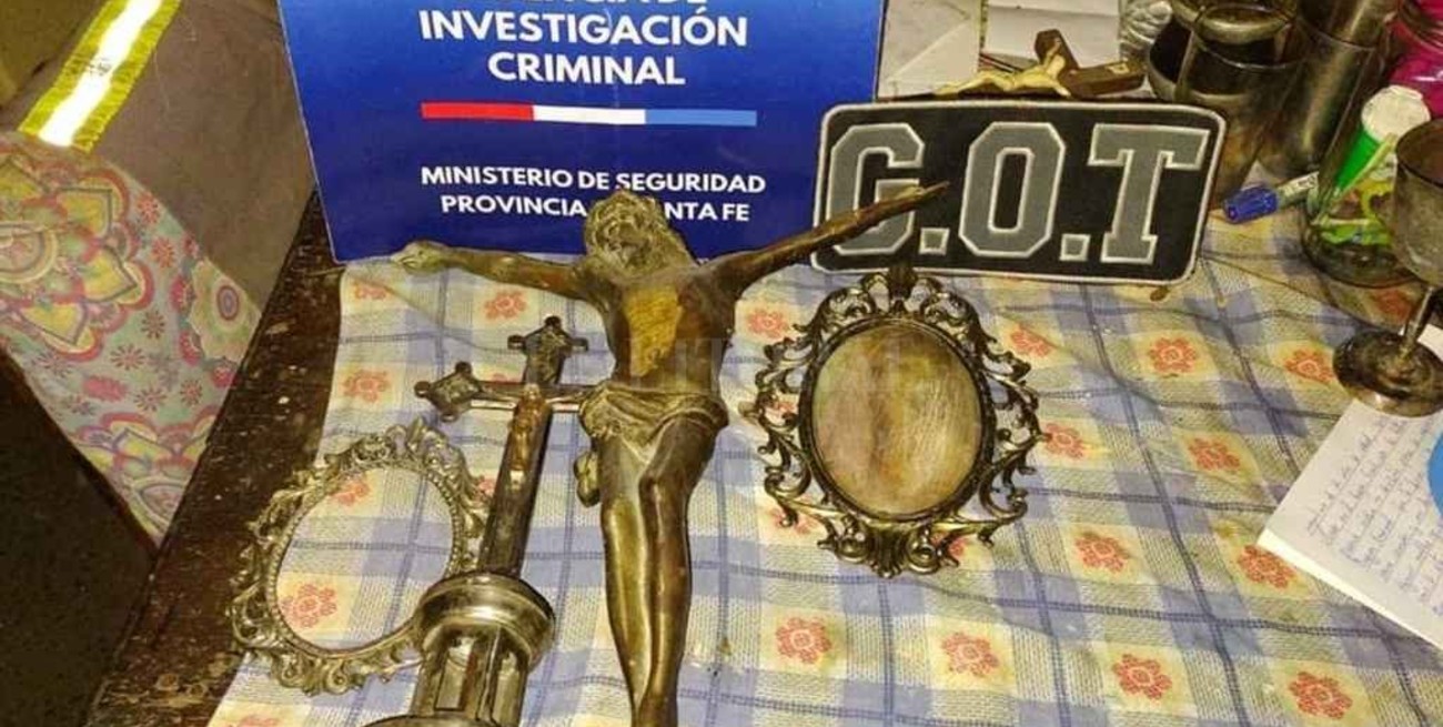 Detenidos por robar placas de bronce en los cementerios  