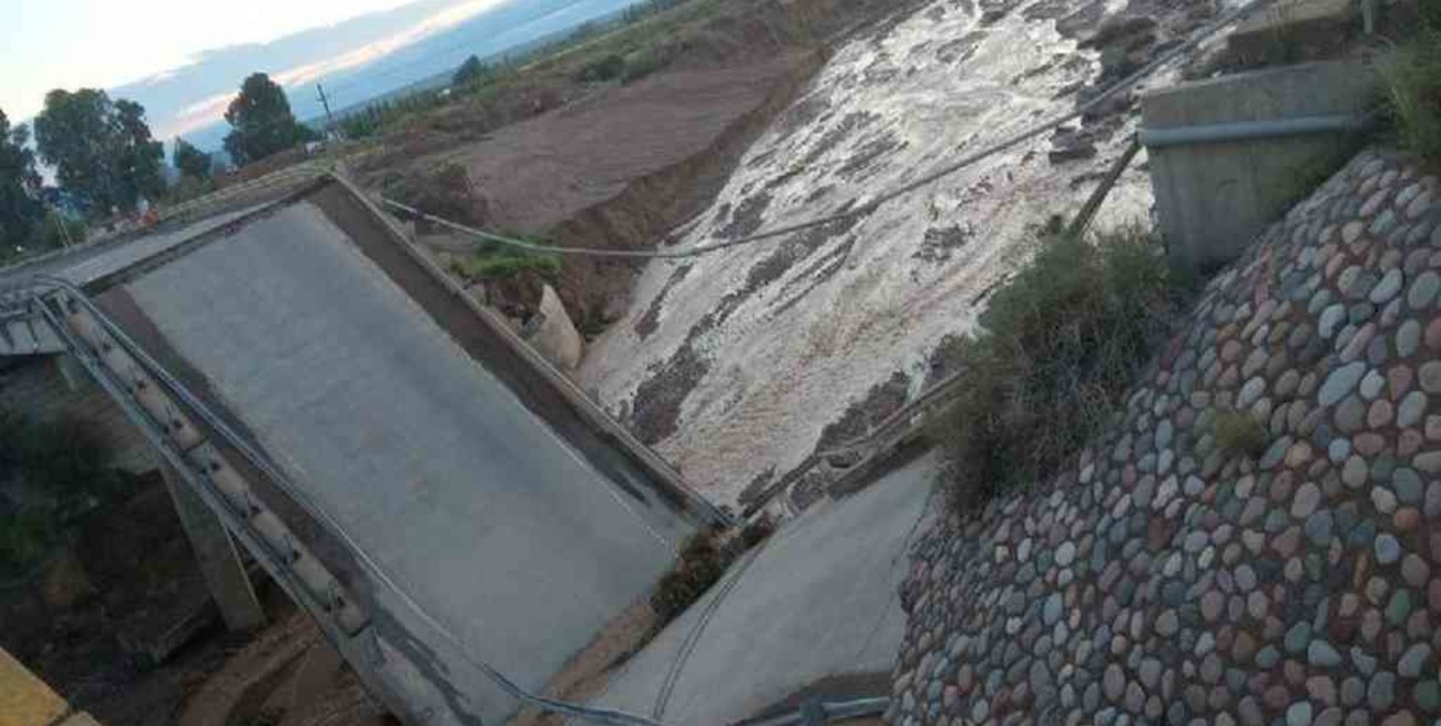 Tras una fuerte tormenta, colapsó un puente en la Ruta 40 en Mendoza