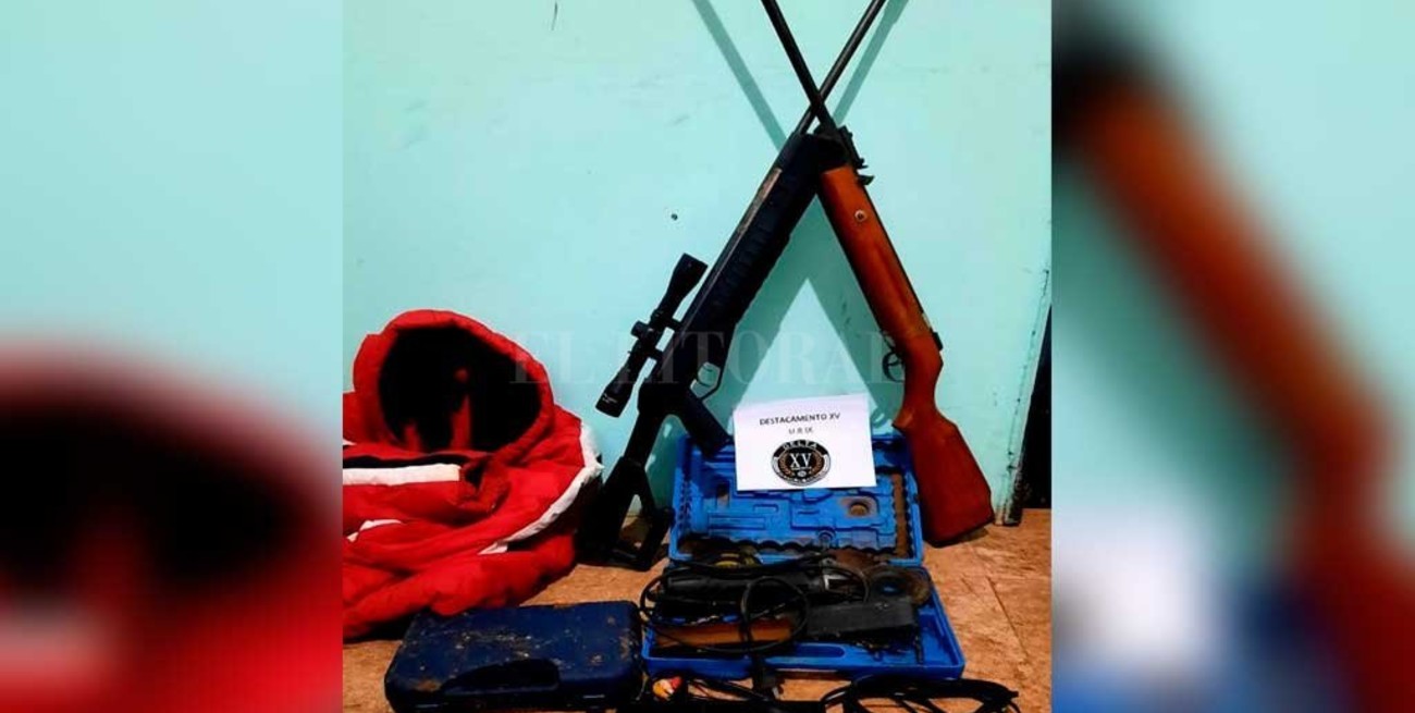 Detenidos por robarle armas y otros elementos a un vecino