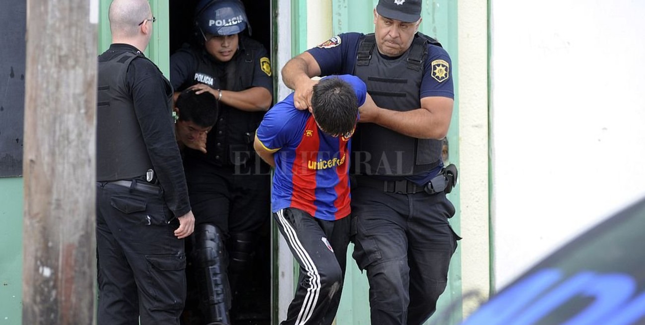 Un detenido acusado de ser parte de una banda que extorsionaba a dueños de supermercados chinos