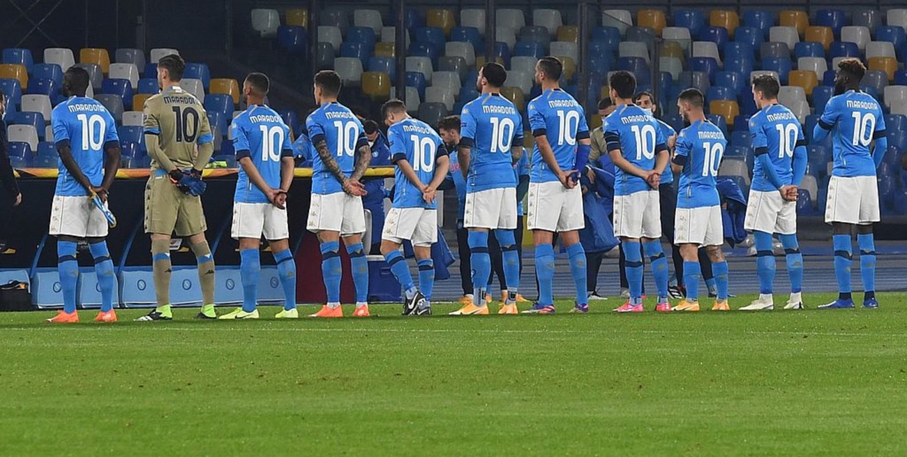 Los jugadores del Nápoli salieron a la cancha con la camiseta número 10 de Diego Maradona