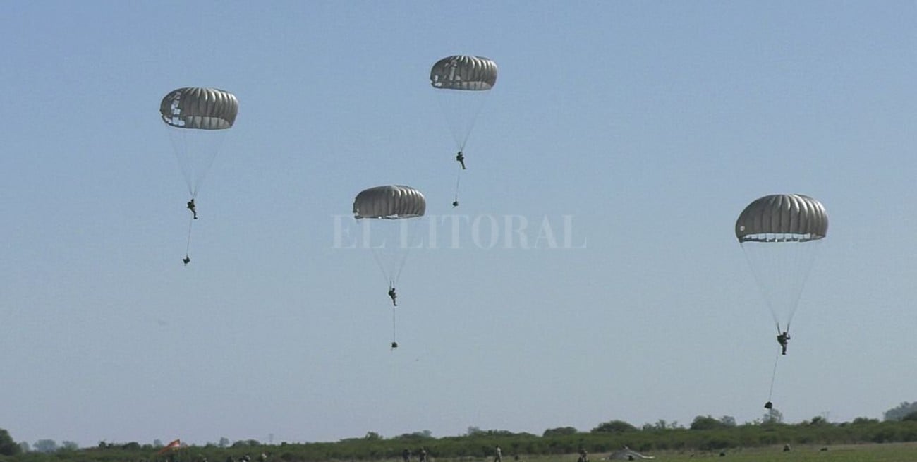 Operativo "Furia": un cielo teñido de paracaidistas que se ejercitan para actuar en crisis