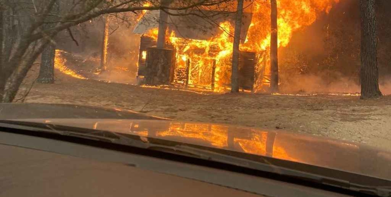 Feroz incendio en las sierras de Córdoba: hay casas afectadas y evacuados