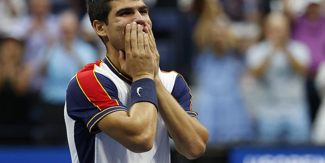 Carlos Alcaraz hizo historia: el joven de 18 años venció al 3 del mundo y avanzó a octavos de final