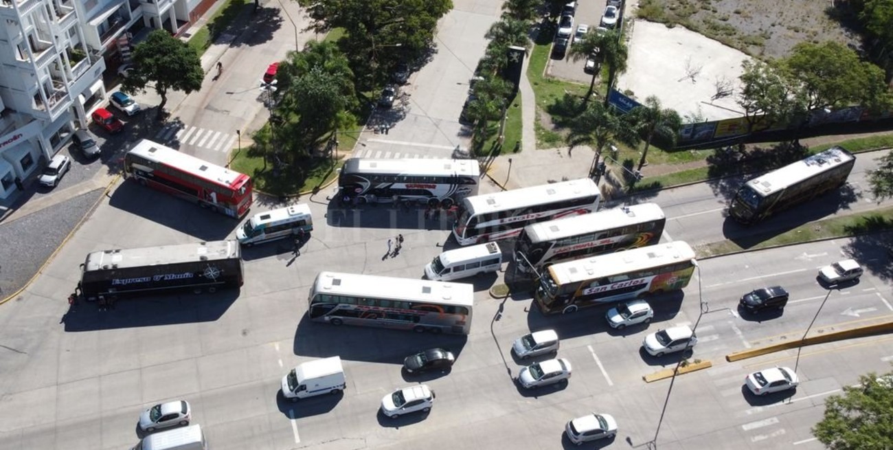 No hubo acuerdo en la audiencia en Nación y sigue el bloqueo a la terminal de colectivos