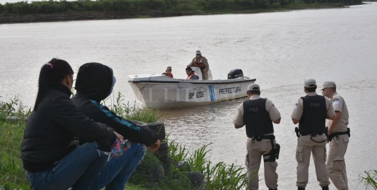 Desesperada búsqueda de un policía que cayó a las aguas del río Coronda