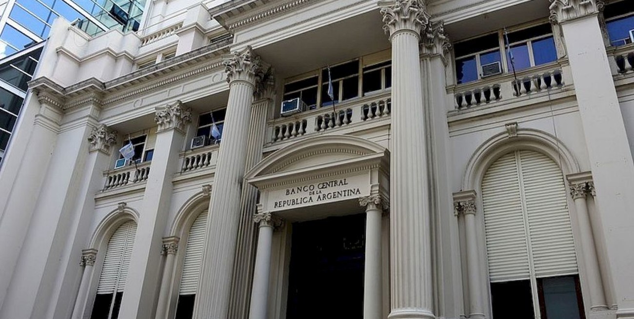 Un "corralito de hecho" persiste con los pesos 