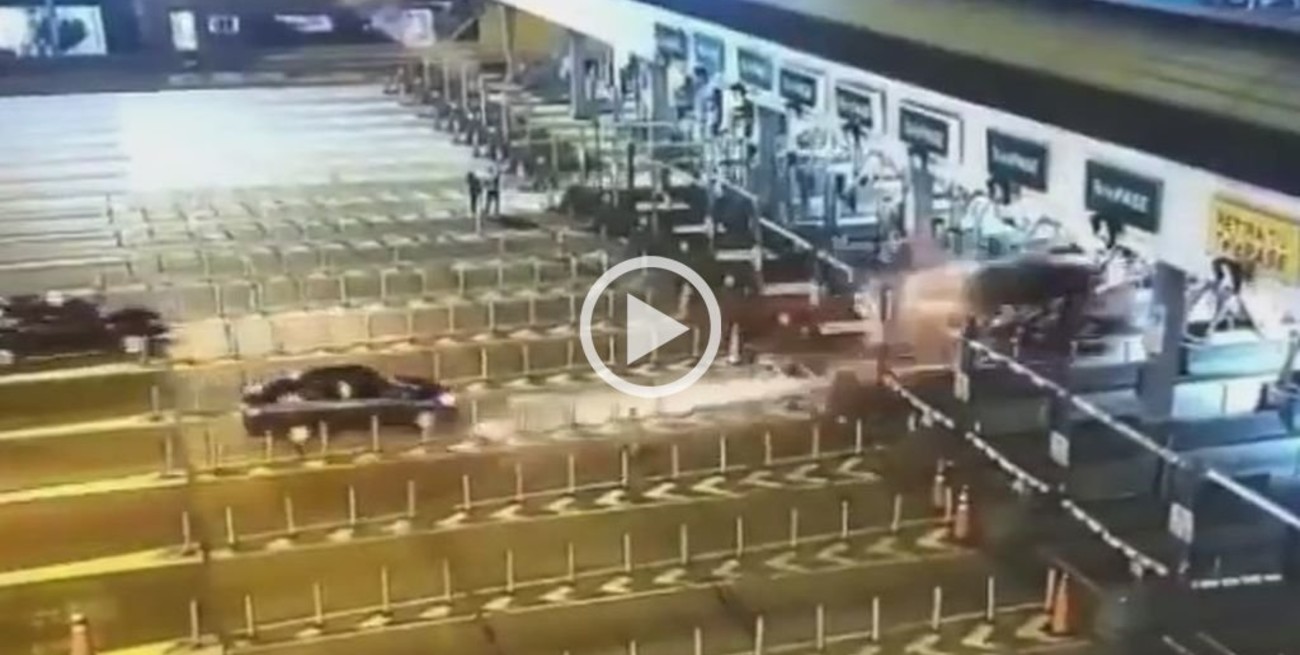 Video: chocó a toda velocidad un peaje en Buenos Aires y murió