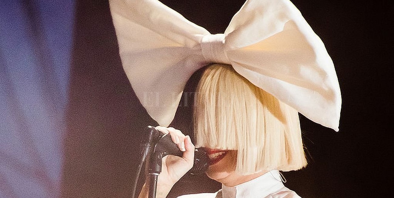 Sia anunció que adoptó a dos adolescentes de 18 años