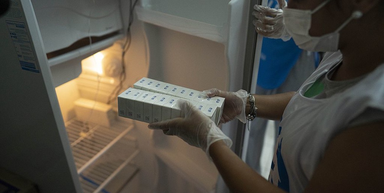 Las provincias salen a comprar dosis