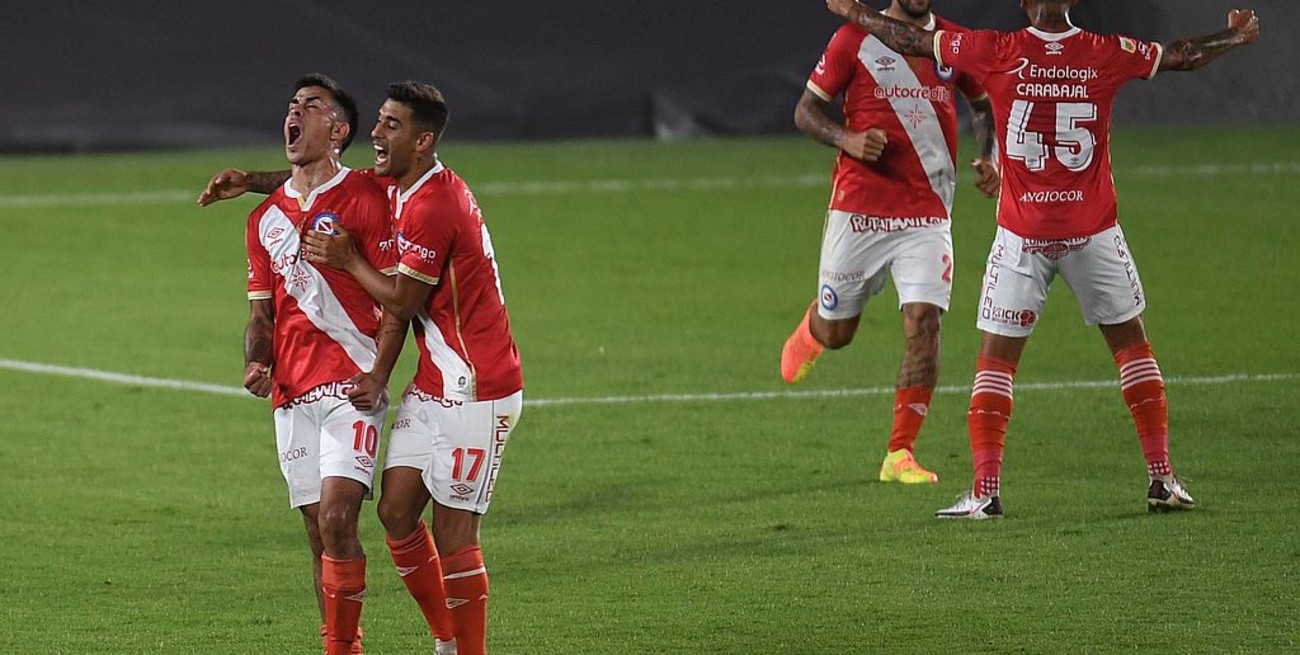 En la última jugada, Argentinos se lo ganó a River en el Monumental