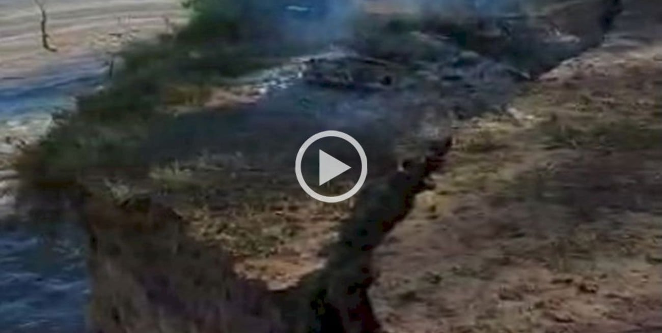 Un video registró el desmoronamiento de parte de una isla cerca de Rosario
