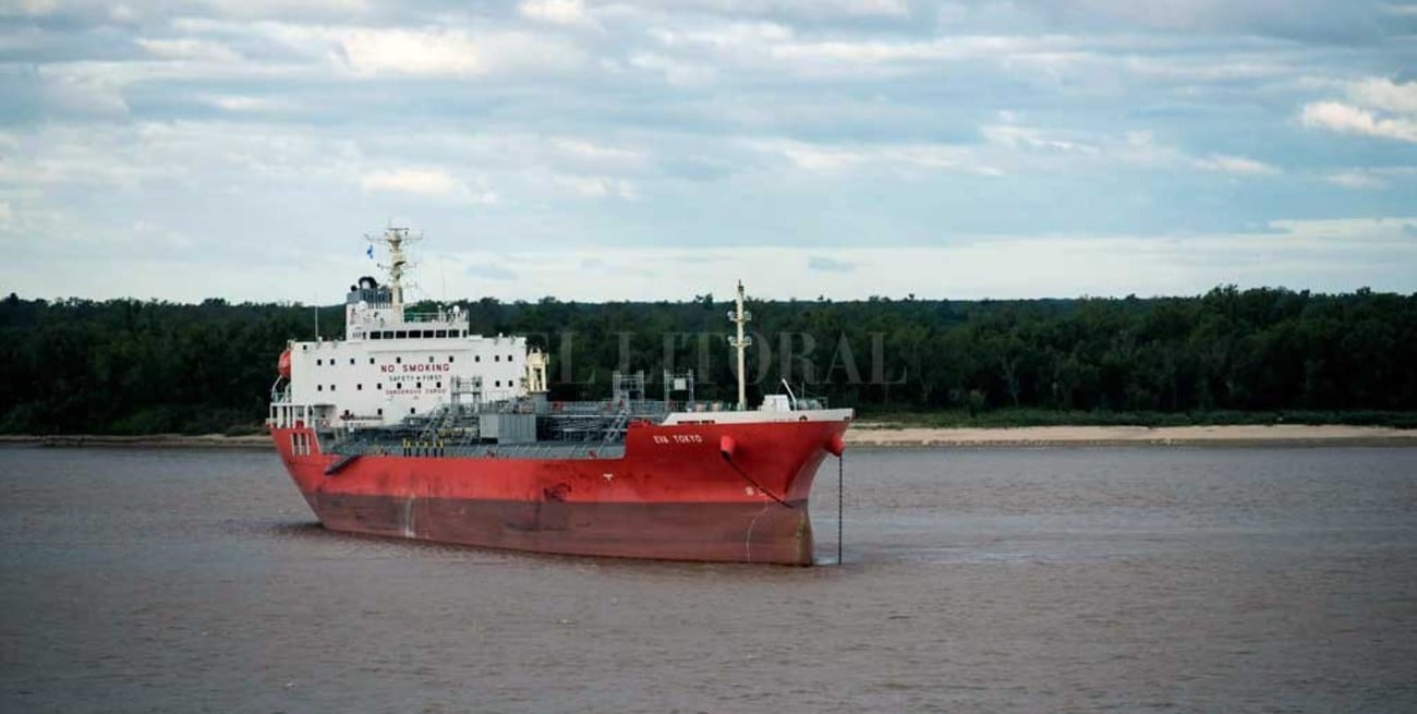 Hidrovía: el gobierno cedió algunas concesiones y por ahora mantiene a todos bajo una tensa calma