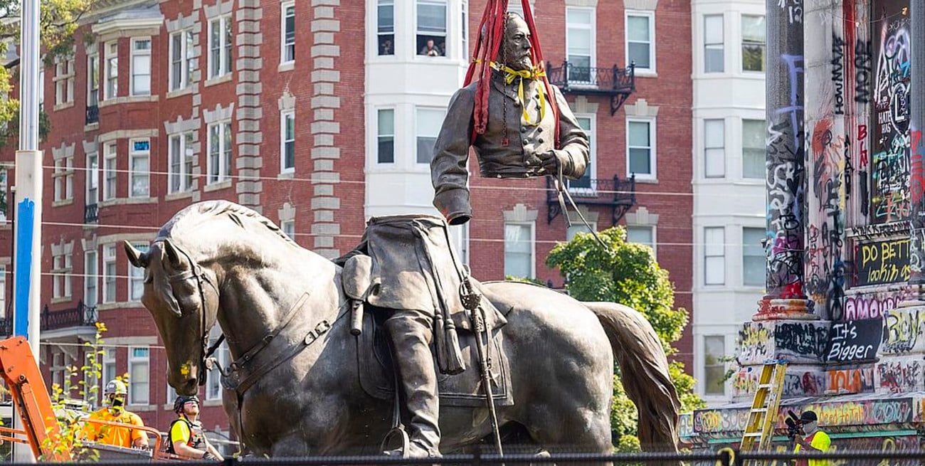 Retiraron la emblemática estatua del general Robert Lee en la ciudad de Richmond