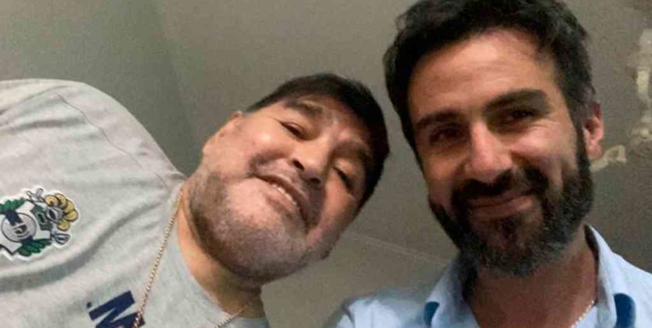 "Diego está bien de ánimo y la idea es que siga internado un par de días", indicó su médico personal