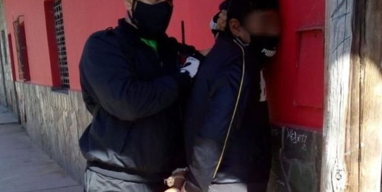 Jujuy: se escapó un detenido esposado en pleno centro de San Salvador