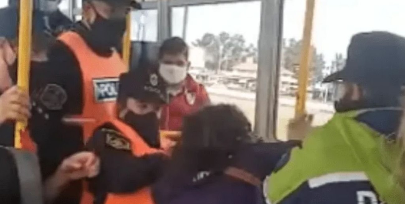 Bajan a una mujer del colectivo porque no tenía el permiso para circular