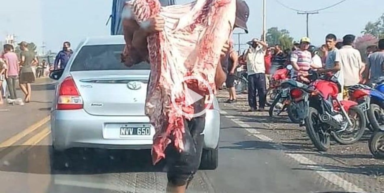 Video: volcó un camión con 20.000 kilos de carne y los vecinos se hicieron un festín