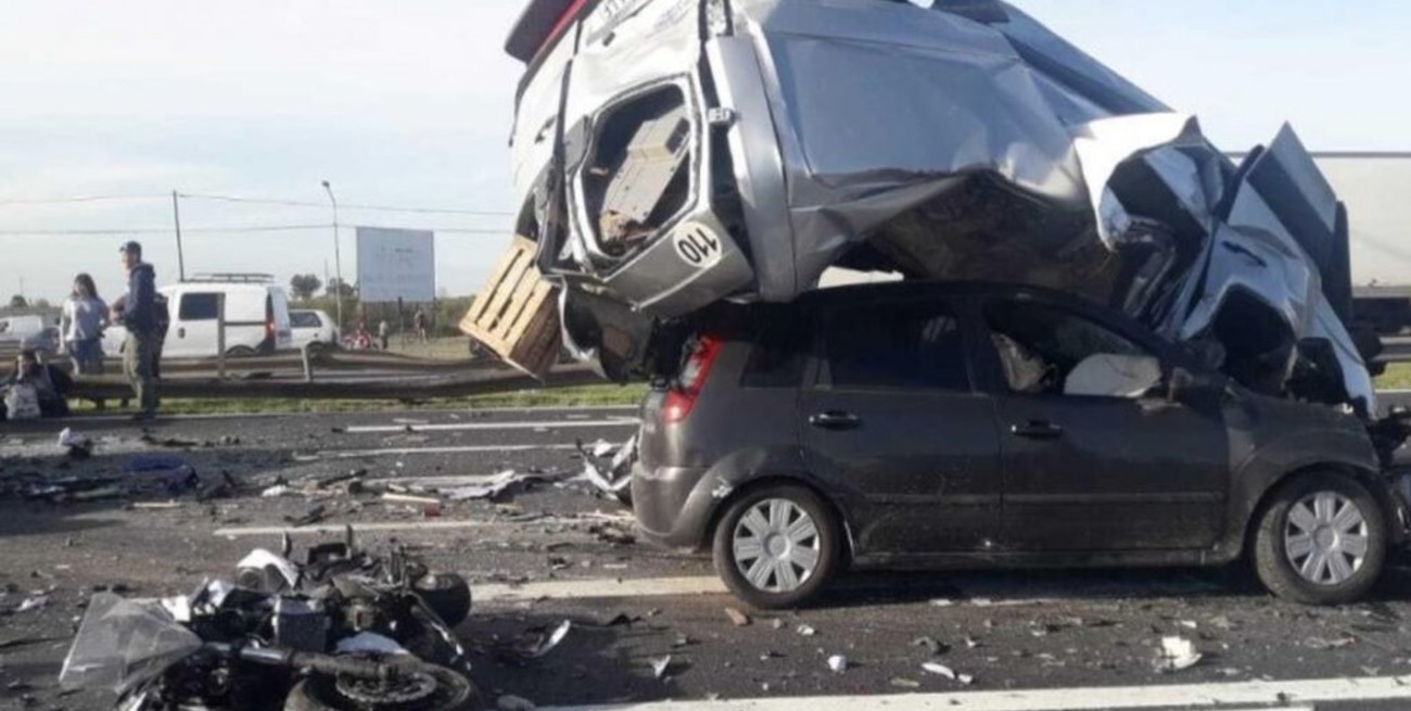 Un muerto y al menos seis heridos en un choque múltiple en el Acceso Norte a Capital Federal