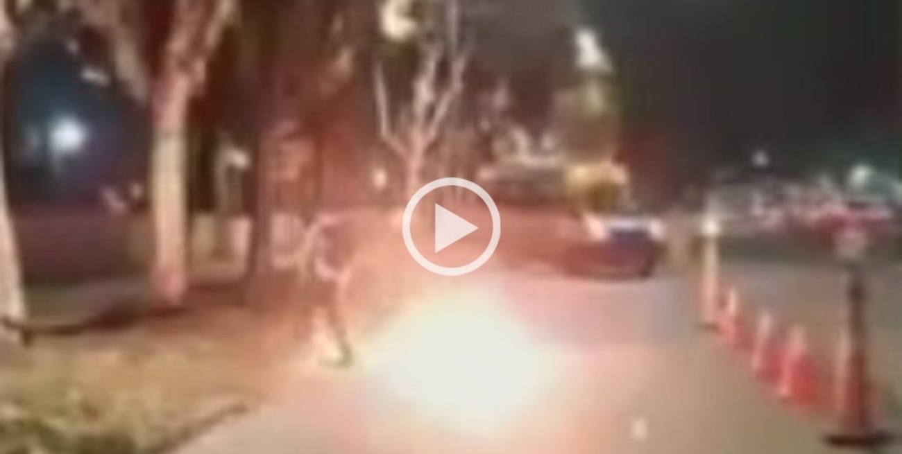 Video: no quería que la policía le secuestre la moto y la prendió fuego