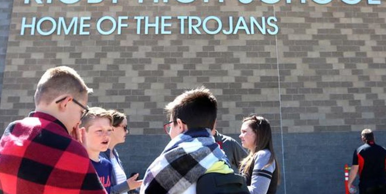 Estados Unidos: una alumna de sexto grado llevó un arma a la escuela e hirió a 3 personas