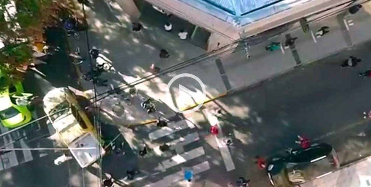 Así se ven las filas en los bancos de Santa Fe desde el drone de El Litoral