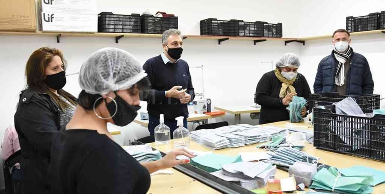 Rafaela: Castellano visitó la Cooperativa que produce los barbijos del Conicet