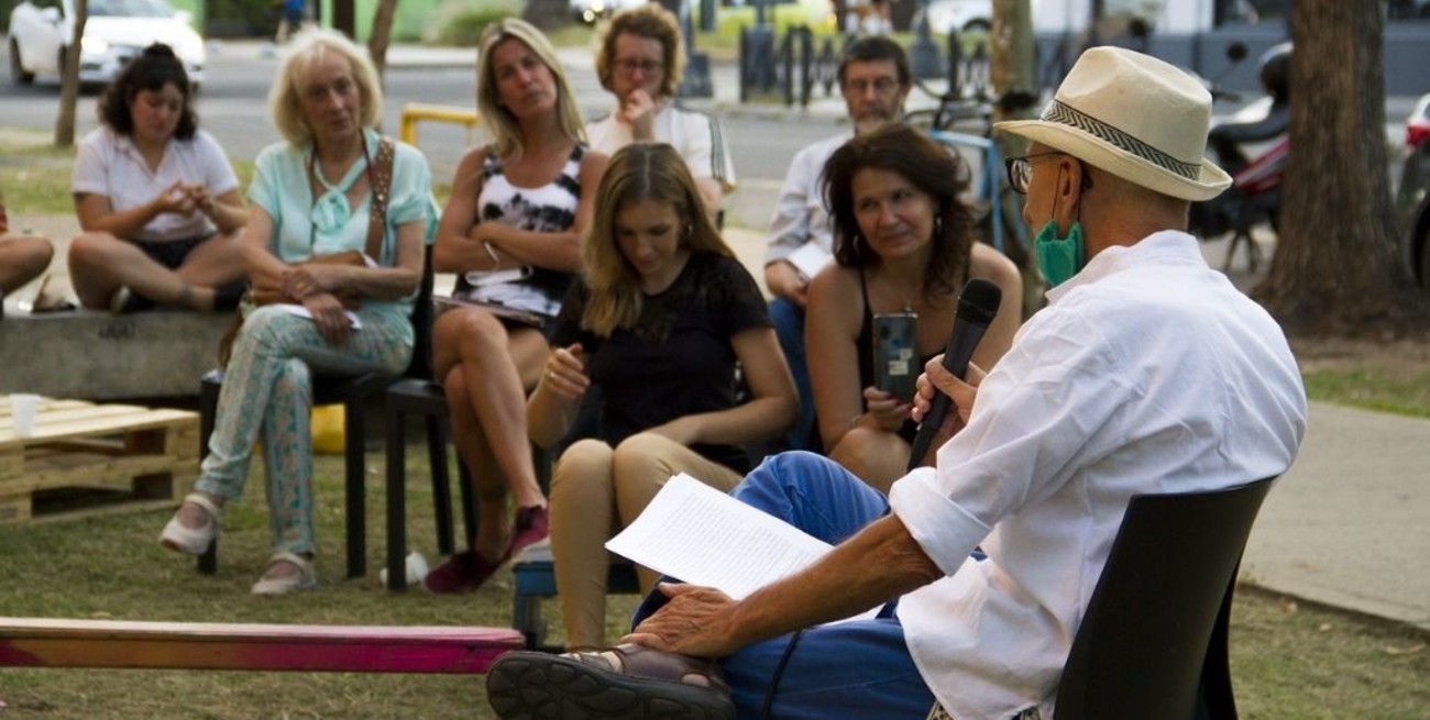 Cerró la muestra de Kiwi, una exploración por su universo de barro y palabras