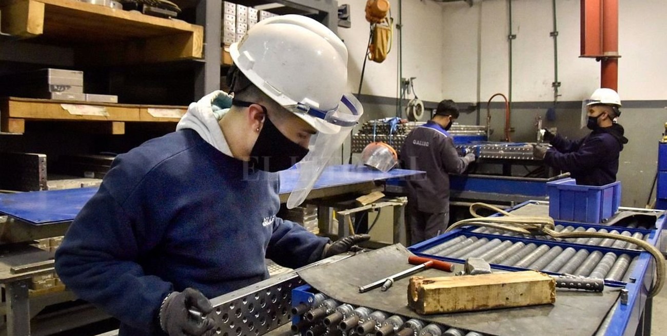 La industria subió 4,9% en diciembre y la construcción tuvo un alza del 27,4%