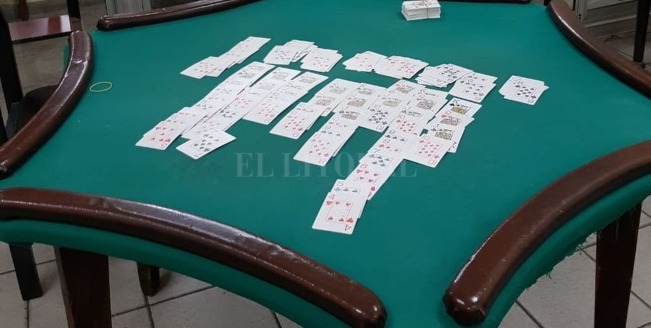 Juego clandestino: secuestran casi un millón de pesos y buscan 6 prófugos