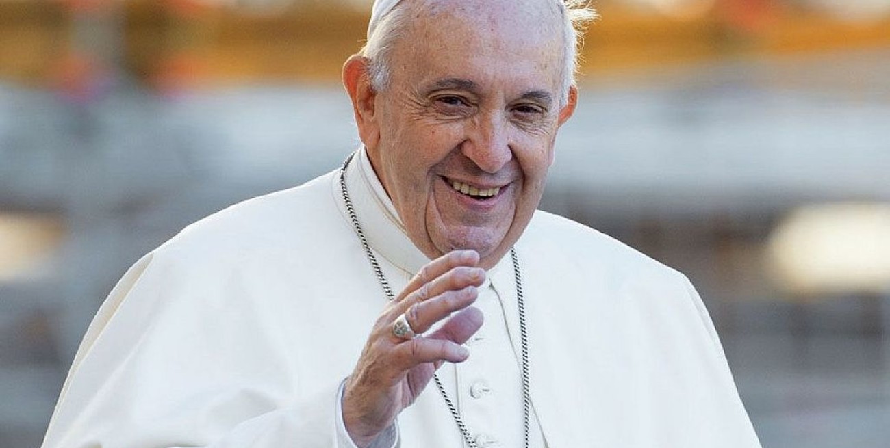 El Vaticano comunicó que el papa Francisco "reaccionó bien" a la cirugía intestinal