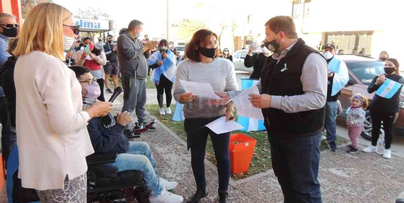 Vecinos de Vera marcharon en reclamo de las restricciones