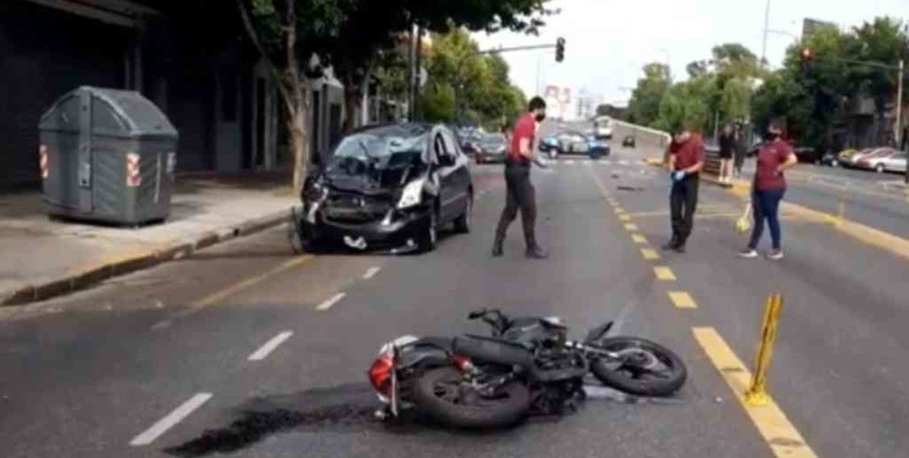 Buenos Aires: murió una joven que viajaba en moto con amigas cuando fueron impactadas por un auto