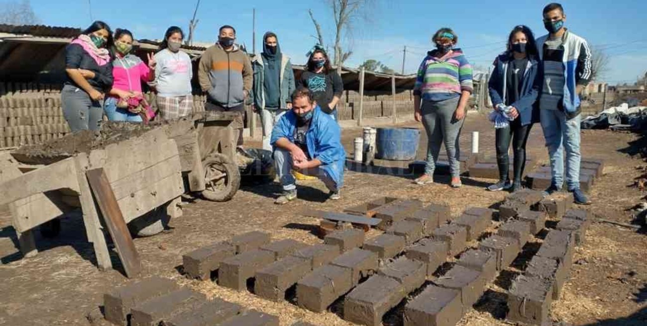 Rosario: construyen ladrillos de adobe para estufas eficientes
