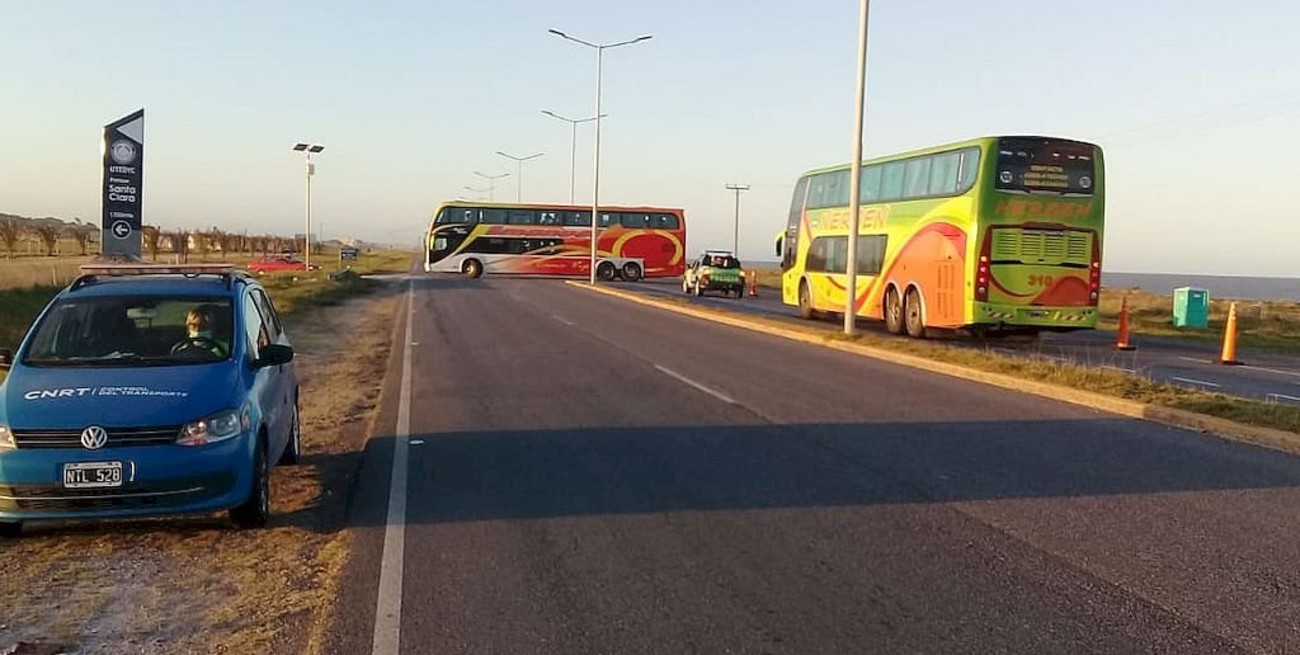 Retuvieron cinco micros sin permiso de circulación