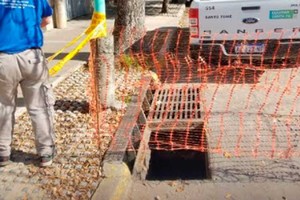 Gentileza De a uno, imposible. Las pesadas rejillas de hierro fundido tienen más de 70 kilogramos de peso, lo que hace imposible que una sola persona pueda robar tantas tapas.