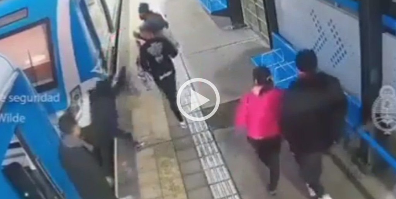 Video: tras una discusión con su hermano, lo empujó a las vías del tren Roca
