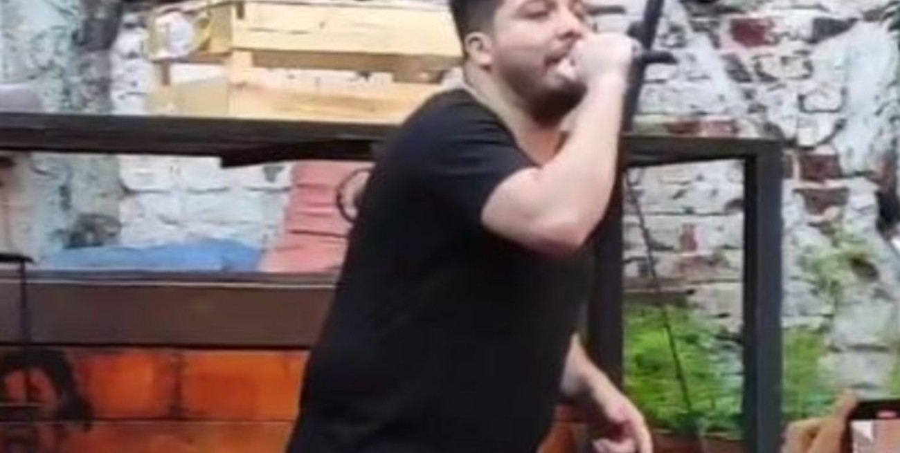 Pese a las restricciones, un cuartetero cordobés dio un show en un bar