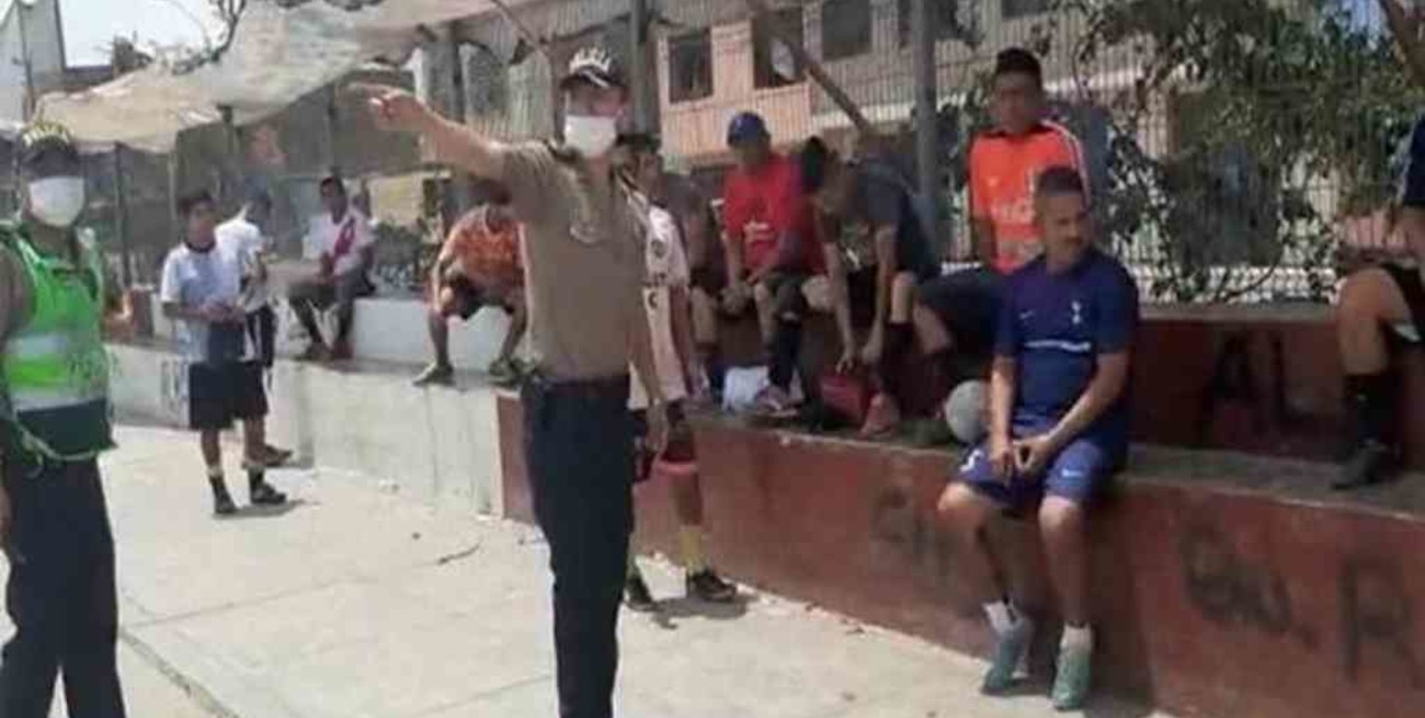 Perú: diez amigos fueron detenidos por jugar fútbol en medio de la cuarentena
