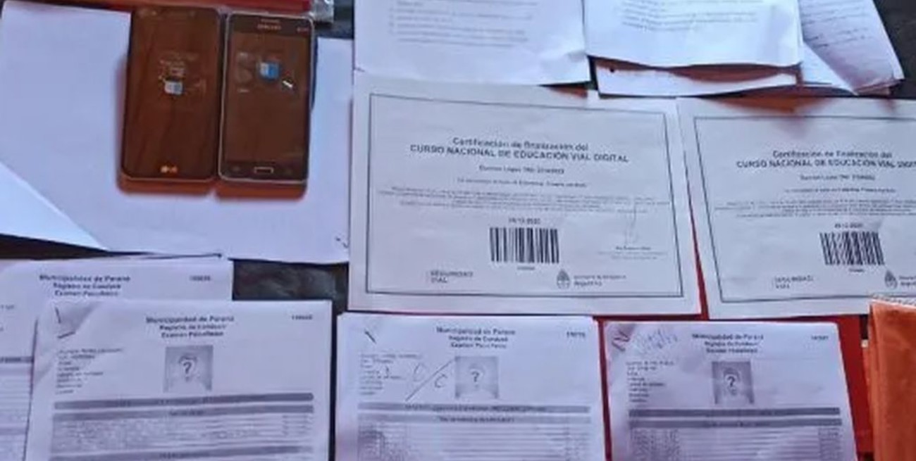 Detuvieron a una mujer que vendía licencias de manejar "truchas" en Paraná