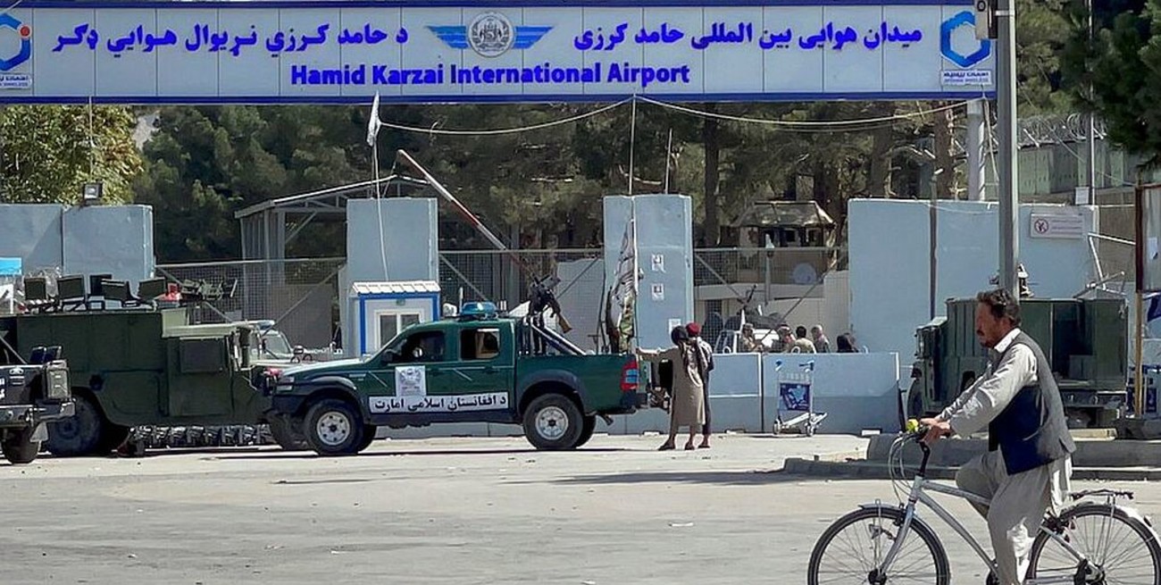 Los talibanes anunciaron que tomaron control de parte del aeropuerto de Kabul