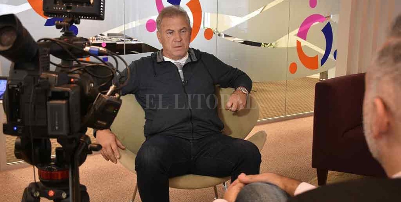 "No pudo terminar la tribuna  y no tenemos un predio..." 