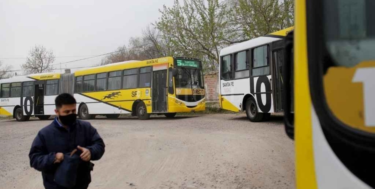 Colectivos en jaque: empresarios piden dar un servicio de emergencia desde junio  