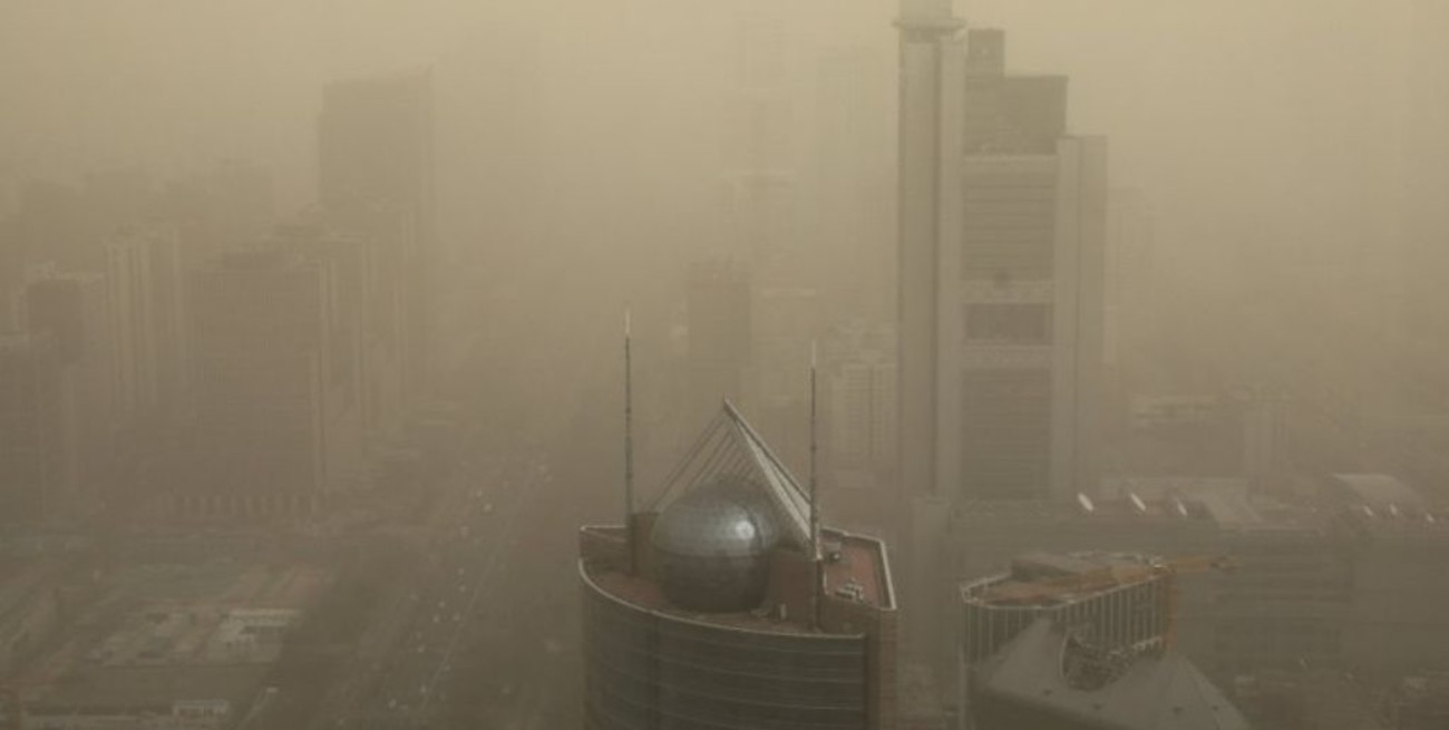 Beijing amaneció envuelta en una niebla marrón  