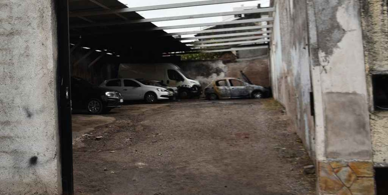 Se incendió una playa de estacionamiento en Córdoba: ardieron tres autos, un utilitario y una moto