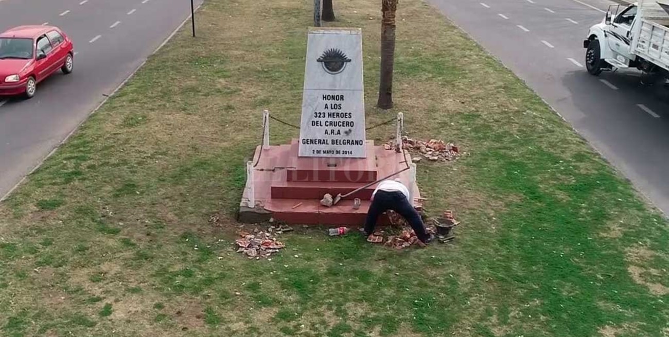 Un ex combatiente de Malvinas reparó el monumento al ARA General Belgrano 