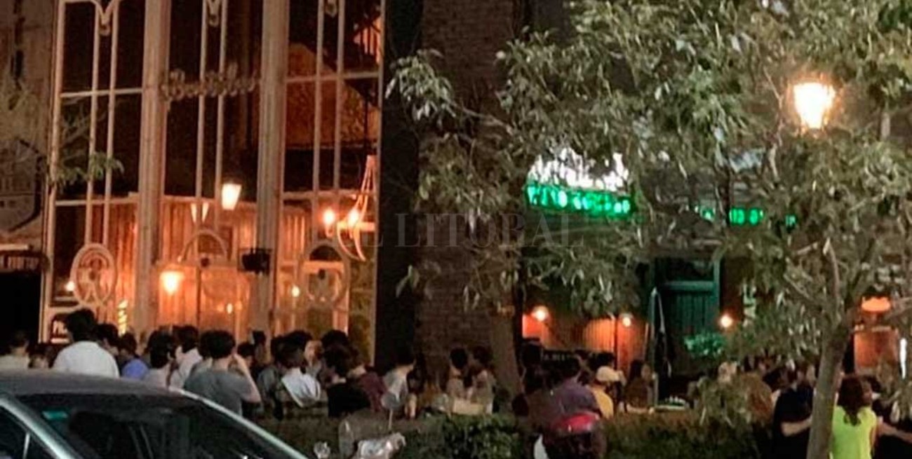 Polémica por un bar de la Recoleta porteña abierto y lleno de gente