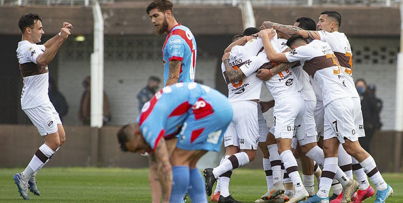 Platense derrotó a Arsenal y logró la primera victoria en el torneo
