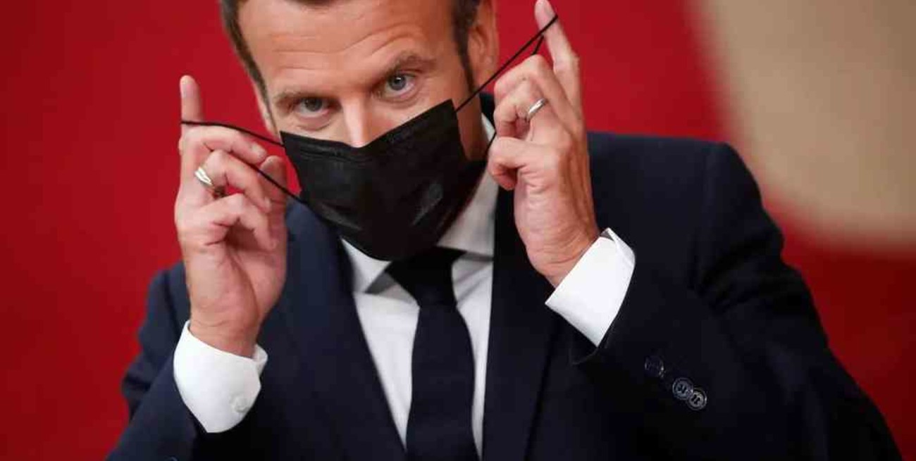 Macron advirtió a los franceses que tendrán que vivir con el virus hasta mediados de 2021