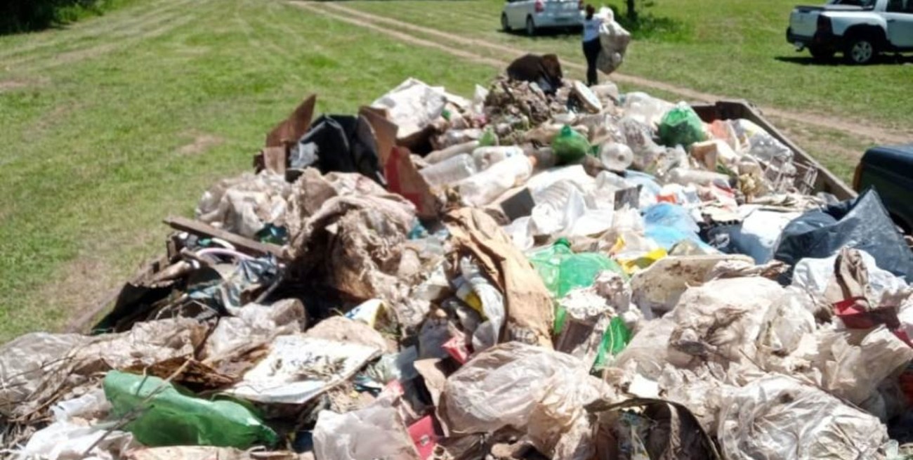 Vecinos autoconvocados de distintas localidades salen a limpiar el río Carcarañá